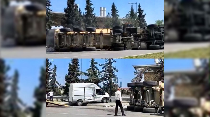 Ağır qəza:  Yük maşınlarından biri hasara çırpıldı, digəri aşdı  - VİDEO