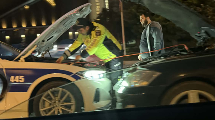 Avtomobilində nasazlıq yaranan sürücü yolda qaldı - Polis belə kömək etdi - FOTOLAR 