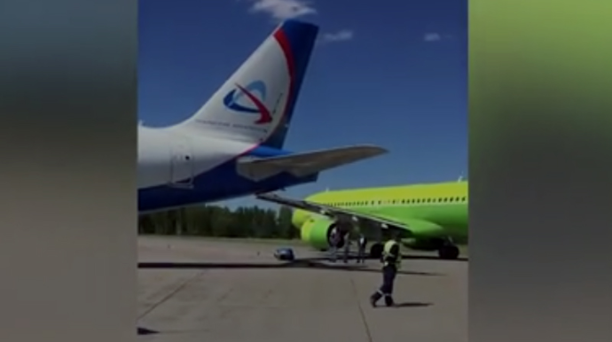 “Pulkov” aeroportunda iki sərnişin təyyarəsi toqquşub - VİDEO 