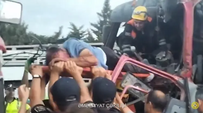 Bakıda ağır qəza - Sürücülər sıxılı vəziyyətdə qaldı - VİDEO 