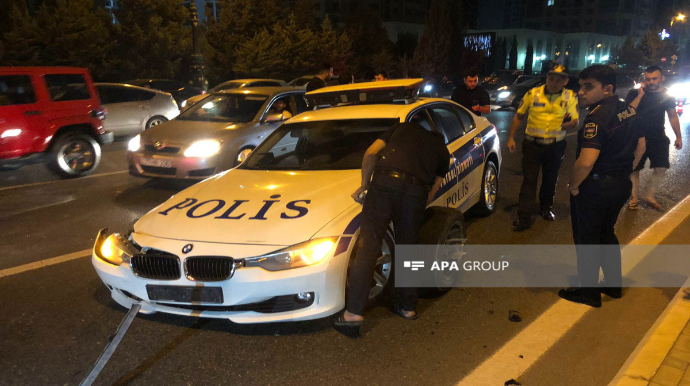 Bakıda sürücü yolu keçən polisi vurdu, DYP avtomobilinə çırpıldı   - FOTO