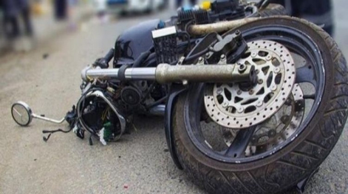 Hacıqabulda motosiklet dirəyə çırpıldı, ölən və xəsarət alan var 