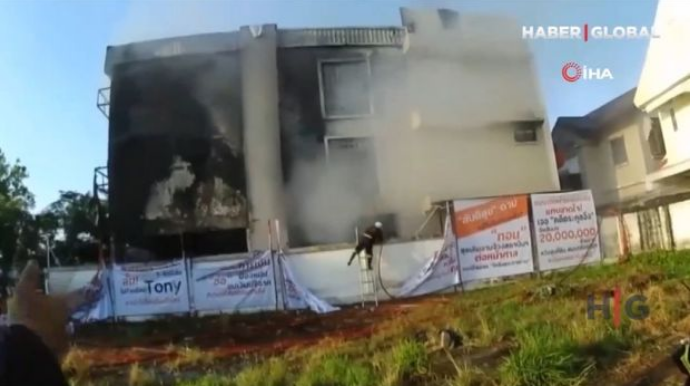 Yanan bina gözlənilmədən çökdü: Üç nəfər həlak oldu  - VİDEO