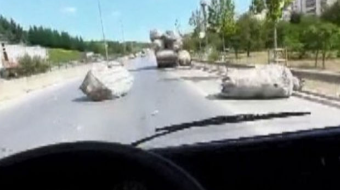 Kisələr yola düşdü: Sürücülər çətin anlar yaşadı – ANBAAN VİDEO 