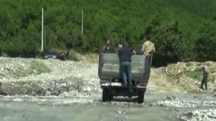 Şəkidəki sel kəndin yeganə girişi olan körpünü aparıb  - VİDEO