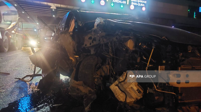 Bakıda "Prius" "KamAZ"a çırpıldı, üç nəfər...   - FOTO