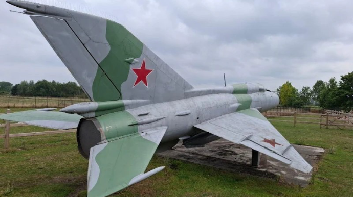 Həyətində saxladığı sovet qırıcısını avtomobil qiymətinə satdı 