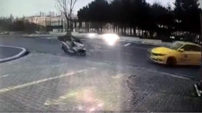 Manevr qaydasını pozan taksi sürücüsü qəza törədib - VİDEO