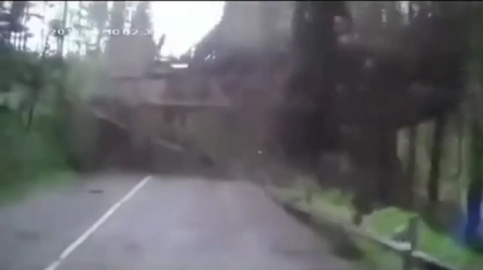 Meşənin ağacları qırılıb yola töküldü; sürücü ölümlə üz-üzə qaldı  - VİDEO