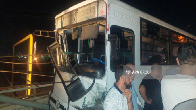 Abşeronda avtobusla minik maşını toqquşdu, sürücü öldü   - FOTO