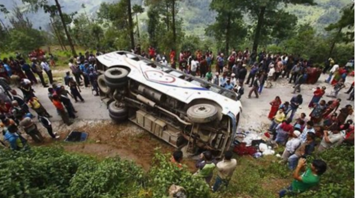 Sürətlə idarə olunan avtobusun təkəri yerindən çıxdı;  18 nəfər öldü - FOTO 