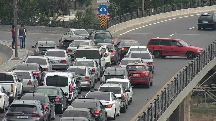 Sürücülərin nəzərinə:  yol-nəqliyyat hadisəsi sıxlığa səbəb oldu  - FOTO