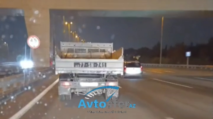 Sol zolağı zəbt edən sürücü aeroport yolunda gərginlik yaratdı - 77-SN-741 - VİDEO 