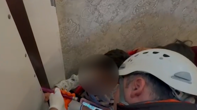 Üç yaşlı uşağın barmaqları dəmir qapı arasında qaldı - VİDEO 