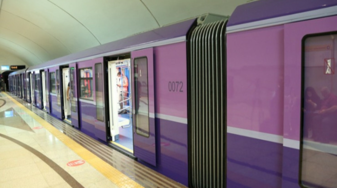 Metroda vaqonların damında gəzən saxlanıldı - VİDEO 