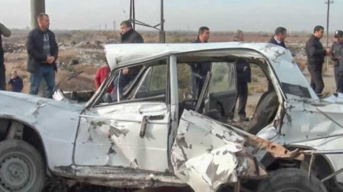 Gəncədə vaqon öz-özünə hərəkət edərək avtomobilə çırpılıb