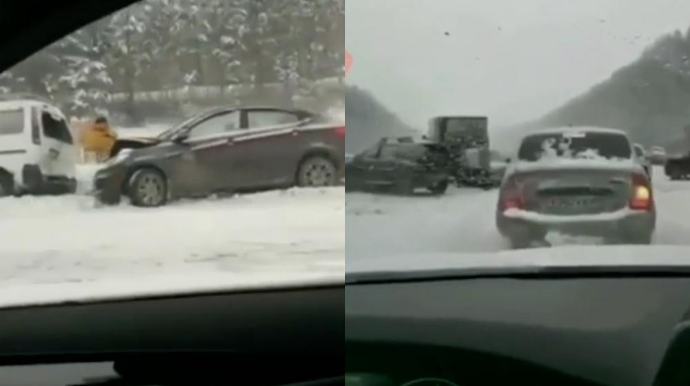 Buzlu yolda 20-dən çox avtomobilin iştirakı ilə yol nəqliyyat hadisəsi baş verib - VİDEO 