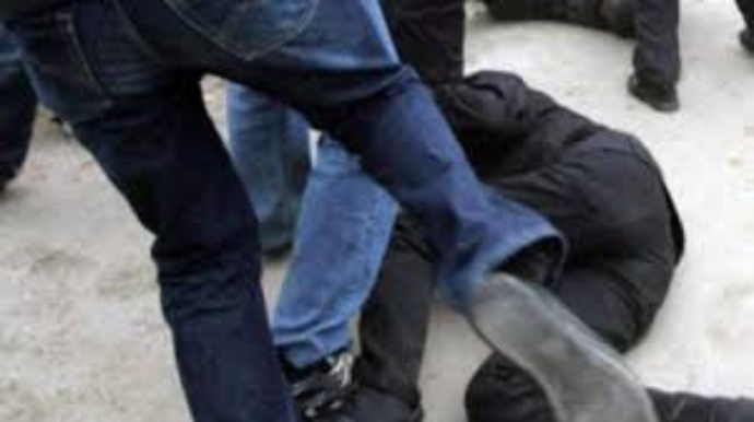 Sürücü maşınla yol vermədiyi həmkarını küçədə döydü  