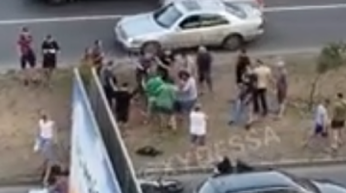 Motosikletçi piyada keçidində qadını iki körpəsi ilə birlikdə vurdu – ANBAAN VİDEO