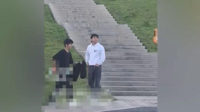 Bakıda yeniyetmə işıqfor dirəyinə zərbə endirdi – VİDEO   