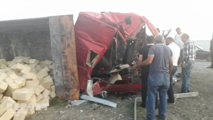 Ucarda yük maşını aşdı: xəsarət alan var - FOTO