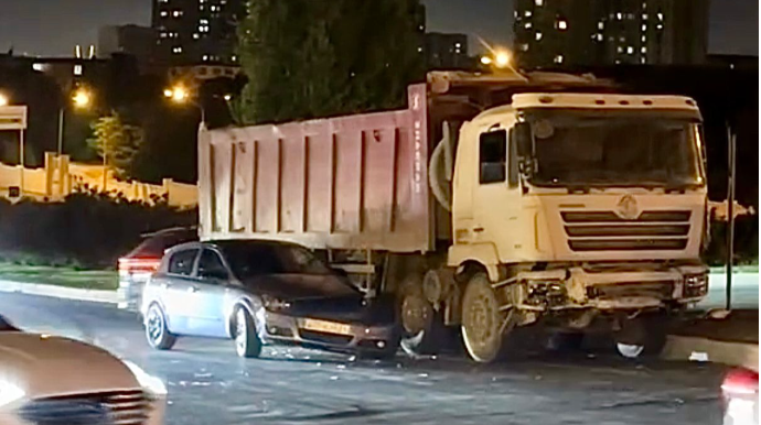 Prospektdə “Opel” və “Shacman” toqquşdu, yolda sıxlıq yarandı    - VİDEO