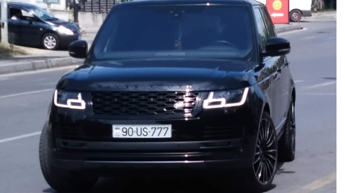 Bahalı "Range Rover"lə yolu "protiv" kəsib mağazaya getdi - FOTO 