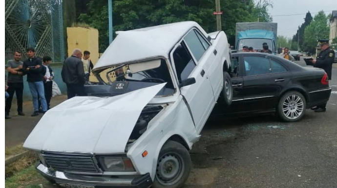 Lənkəranda iki avtomobil toqquşub, xəsarət alan var - FOTO