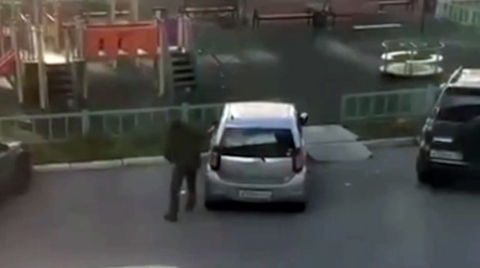 Arvadının xəyanətini öyrənən kişi maşını bıçaqlayıb bu hala saldı - VİDEO 