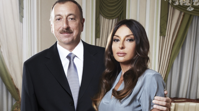 Prezident və xanımı yarışı nəvələri ilə izləyir - VİDEO