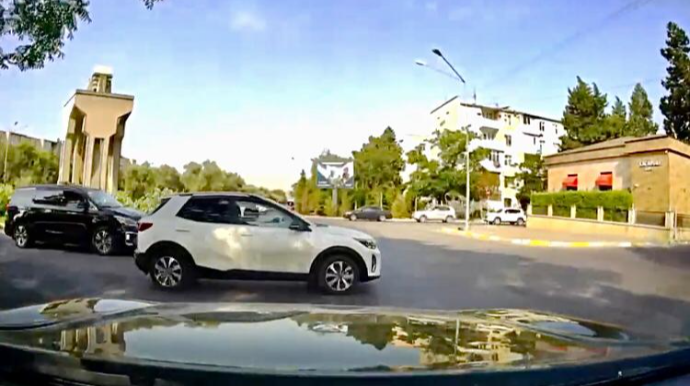 Nişanları heçə sayan  qadın sürücü yolayrıcında qəza şəraiti yaratdı   - VİDEO