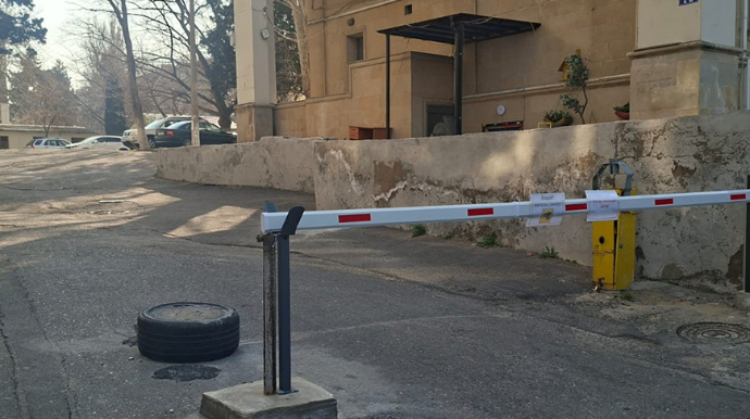 Bu şlaqbaum narazılıq yaratdı - Nazirlik 1 dəfə sökübmüş - FOTO