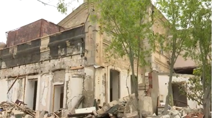 Bu binada yaşayış olduğu halda söküntü işləri aparılır - VİDEO