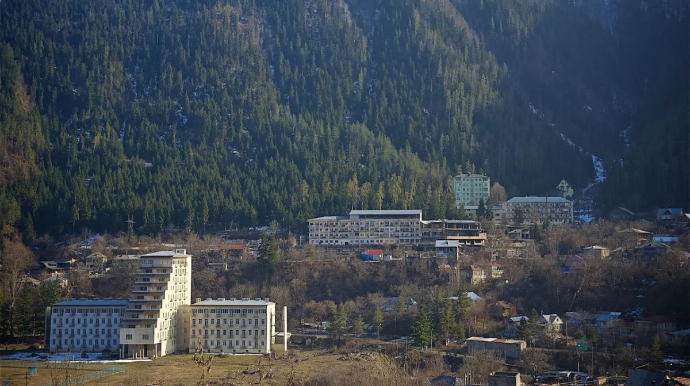 Gürcüstanda mikroavtobus aşıb, xəsarət alanlar var 