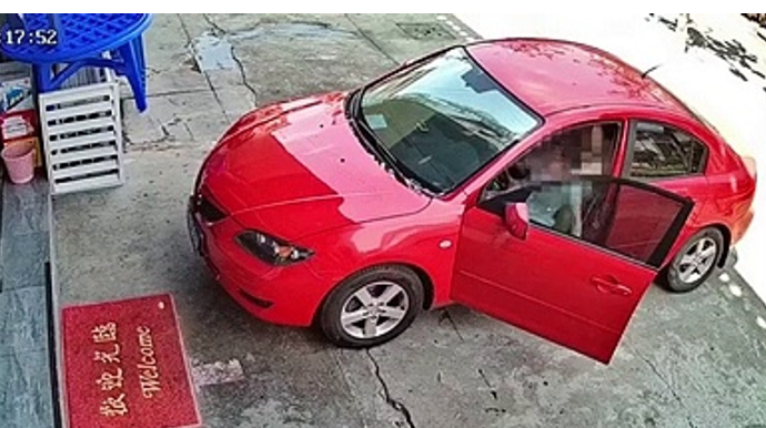 Avtomobili arxaya vermək istəyən qadın sürücü restorana girdi - VİDEO