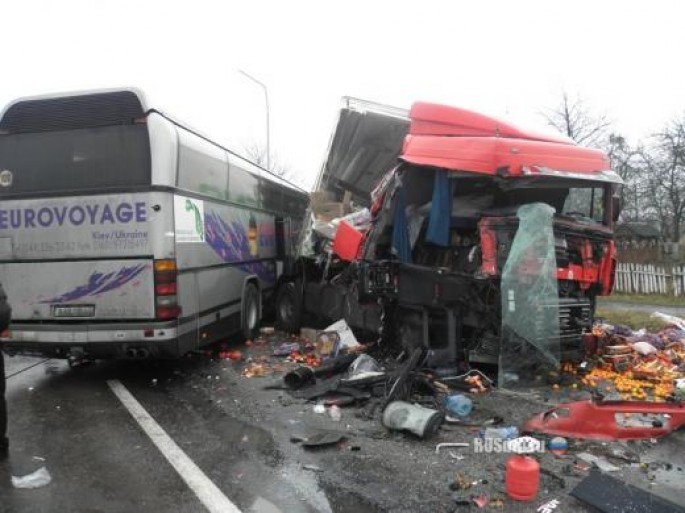 Avtobus yük maşını ilə toqquşdu: 7 ölü, 31 yaralı