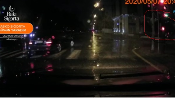 Qırmızı işıqda, ikinci zolaqdan sağa dönən sürücü - 99 UZ 095 - VİDEO