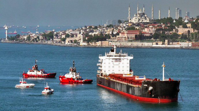 İstanbul boğazında sərnişin bərəsi yük gəmisi ilə toqquşub 