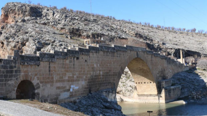 Roma dövrünə aid körpü zəlzələdən heç bir zərər görmədi - VİDEO 