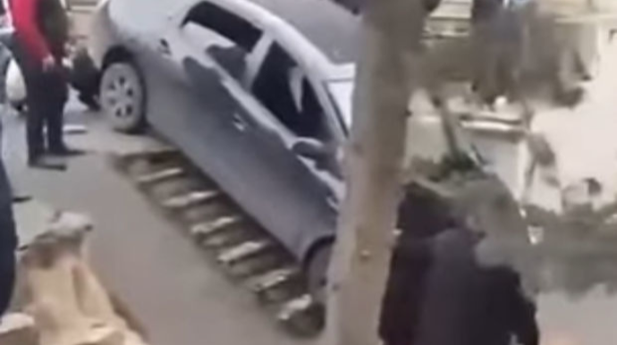 В Баку автомобиль Toyota Prius "вылетел" на пешеходную лестницу  - ВИДЕО