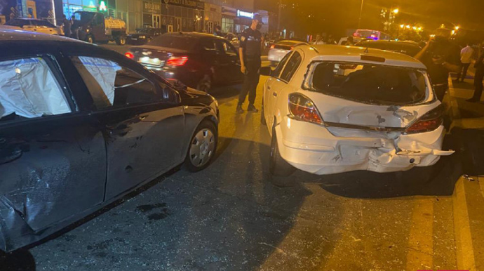 Bakıda qırmızı işıqda yolu keçən avtomobil  zəncirvari qəzaya səbəb olub - FOTO - VİDEO