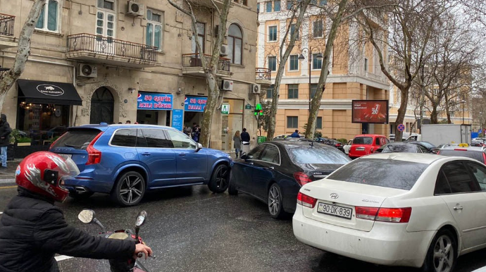 Bakının mərkəzində AA nömrəli “Mercedes” qayda pozub "Volvo"nu vurdu - FOTO 