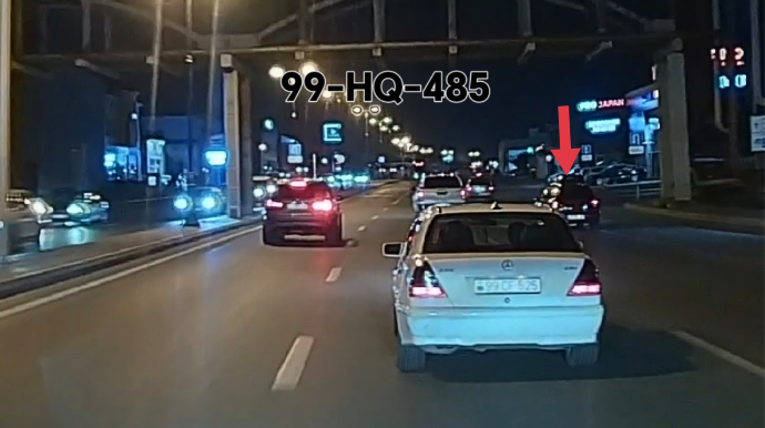 В Баку водитель в последний момент решил развернуться и создал аварийную ситуацию — ВИДЕО