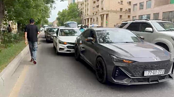 Prospektdə zəncirvari qəza - 3 maşın toqquşdu - VİDEO