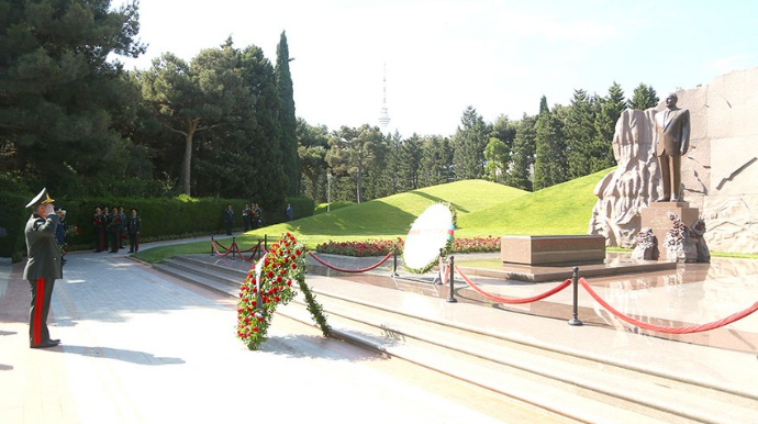 Müdafiə Nazirliyinin rəhbərliyi Fəxri və Şəhidlər xiyabanlarını ziyarət edib