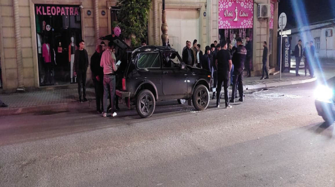 Gəncədə iki minik avtomobili toqquşub, biri aşıb  - FOTO