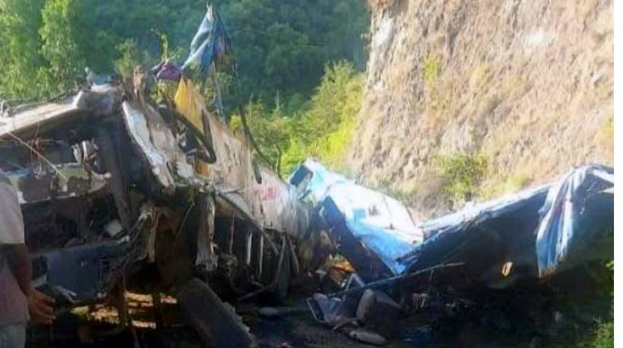 Avtobus dərəyə aşıb, 28 nəfər ölüb 