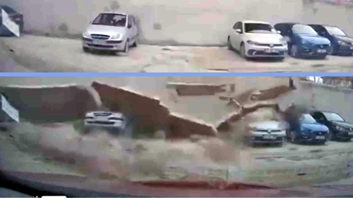 Güclü külək damın kərpic divarını maşınların üstünə aşırdı: 6-sı əzildi - VİDEO