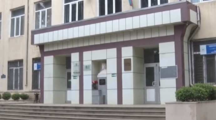 Bakıda şagird məktəbdə özünə xəsarət yetirdi - VİDEO 