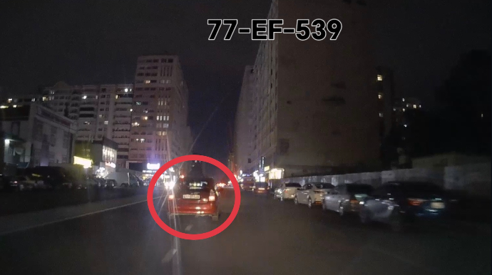 İki zolağın arasında girinc qalan sürücü hərəkətə mane oldu - VİDEO